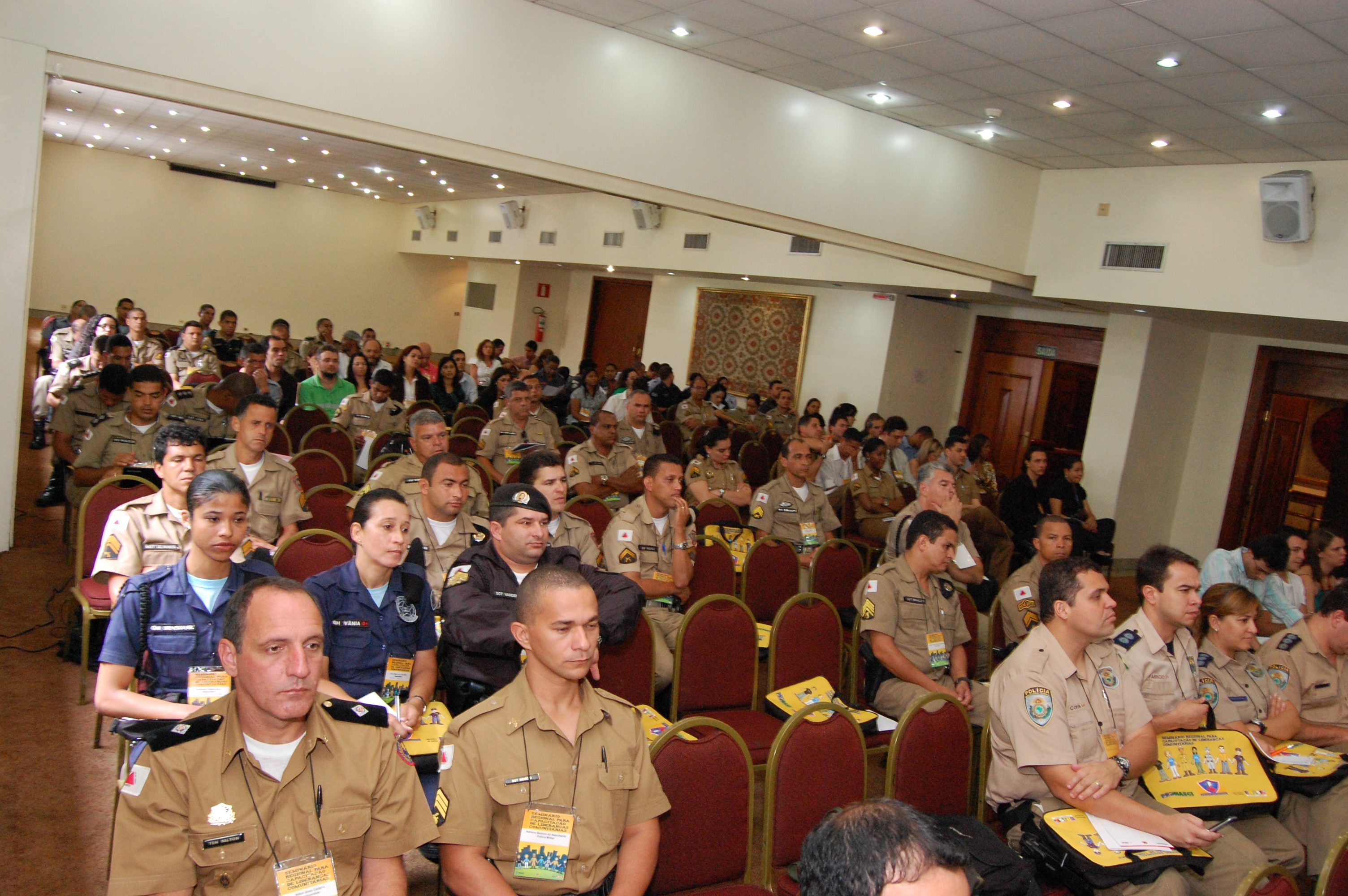 Programas de Policiamento Comunitário e Programas de Capacitação