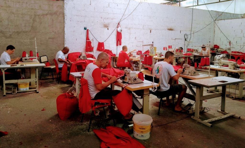 Governo de Minas economiza mais R$1,5 milhão por ano com a confecção de uniformes por detentos