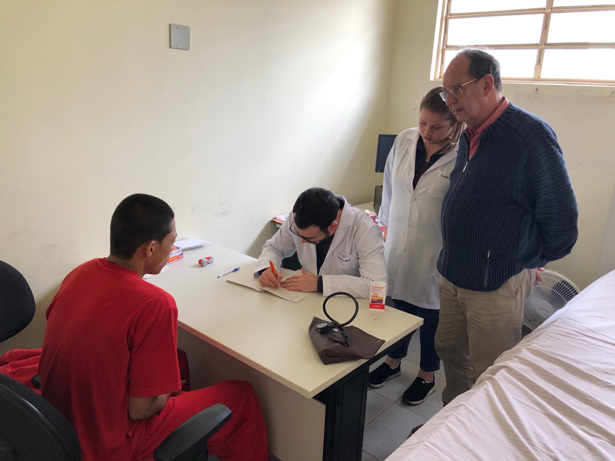 Detentos de Pouso Alegre recebem atendimento voluntário de acadêmicos de Medicina