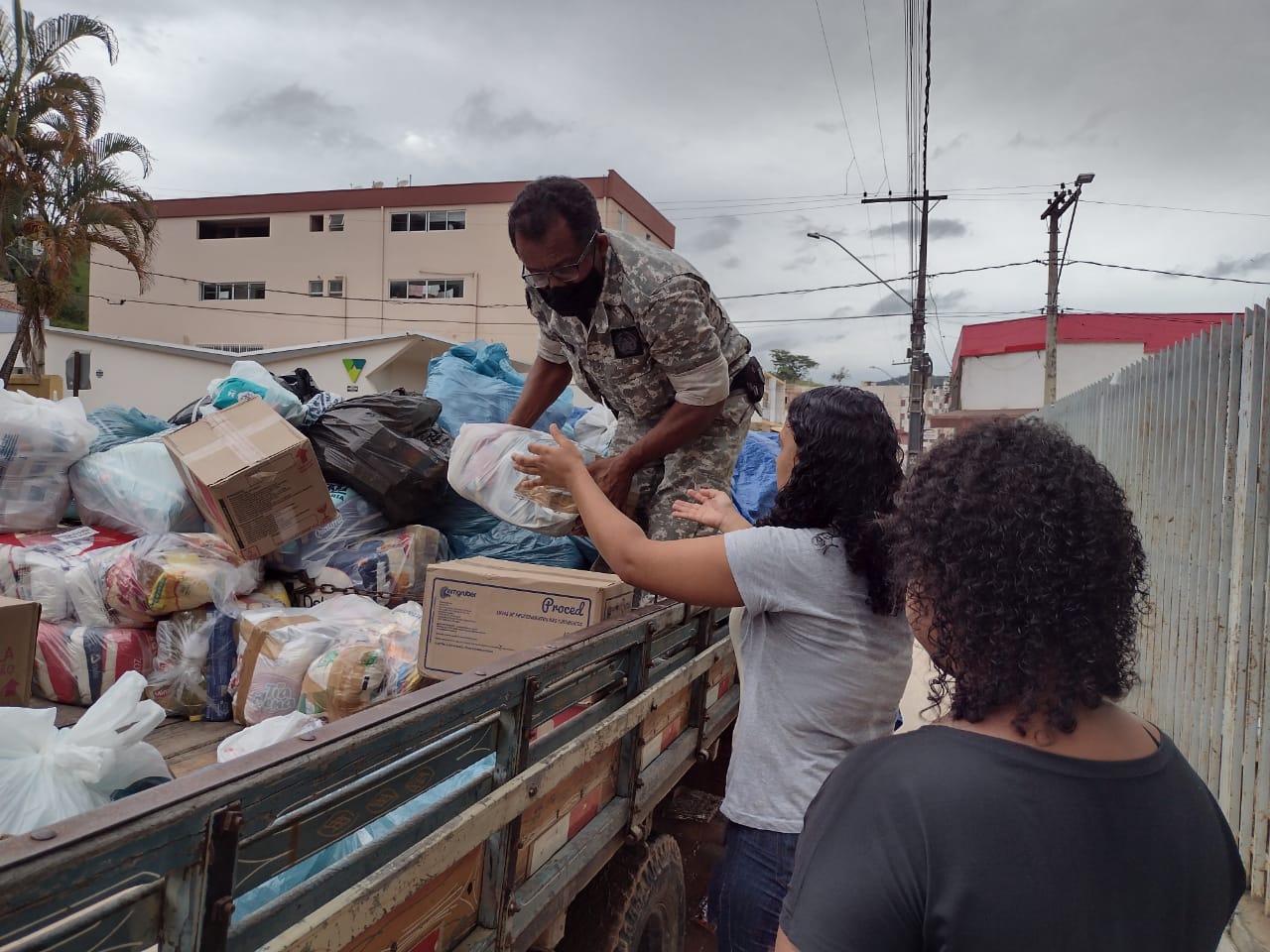 Desalojados de Santa Maria de Itabira recebem quase 3 toneladas de donativos do Presídio de Coronel Fabriciano