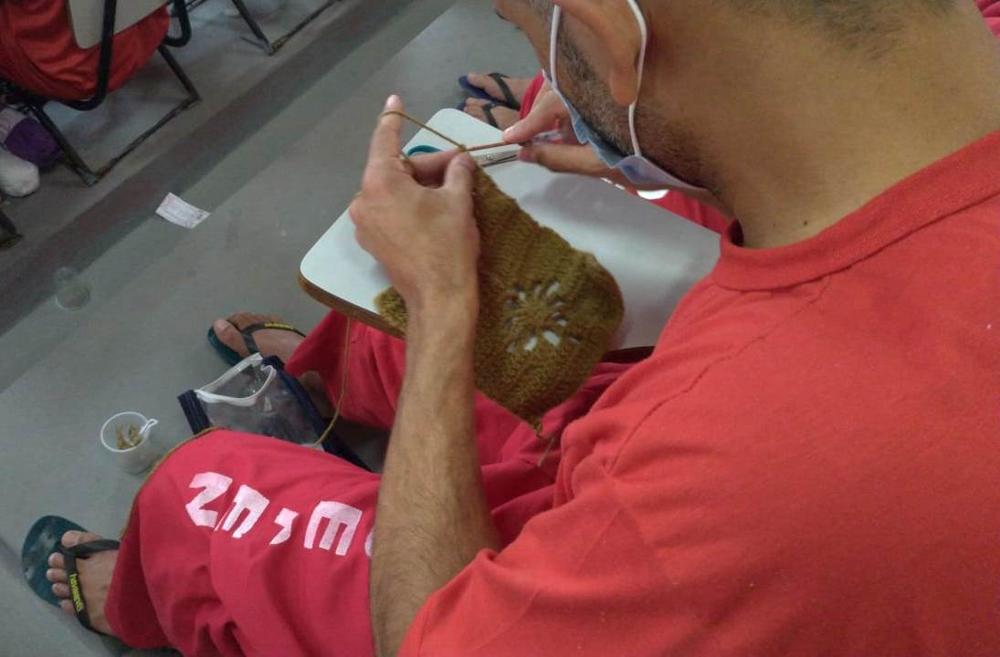 Detentos produzem toucas para doação a moradores de rua e idosos da Região Metropolitana de Belo Horizonte