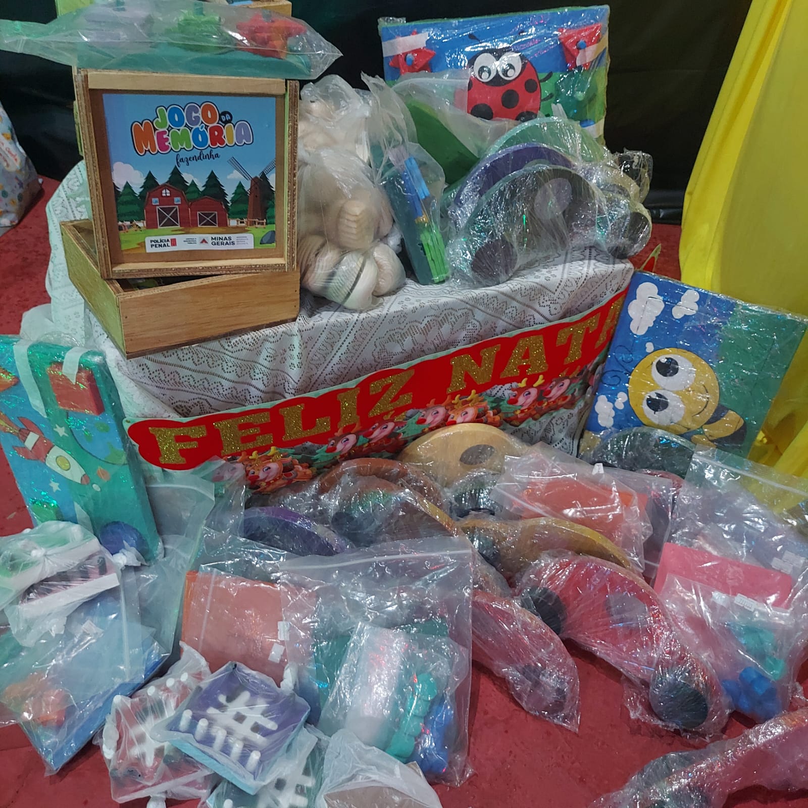 Quase 4 mil brinquedos produzidos por presos são doados para crianças carentes neste Natal