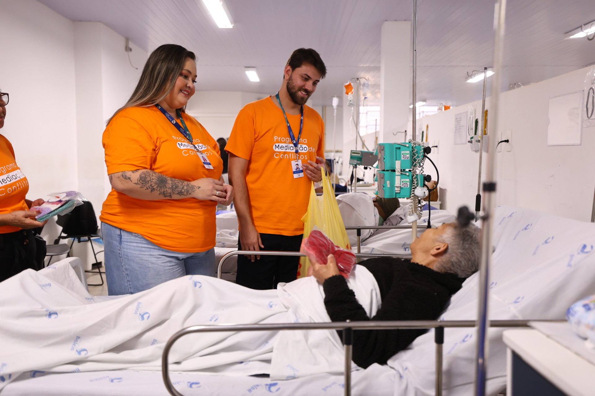 Programa de Prevenção à Criminalidade da Sejusp MG doa touquinhas de lã a pacientes do Hospital da Baleia