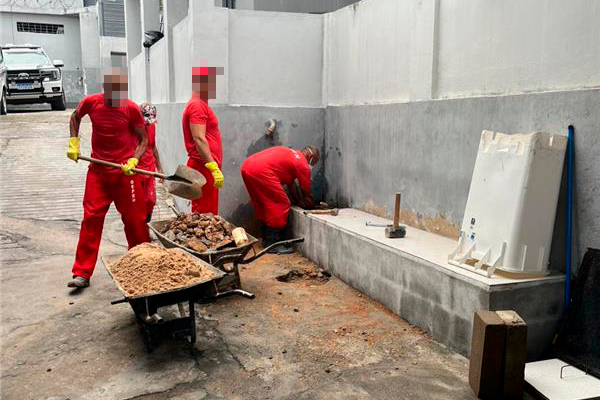 Mão de obra de custodiados do Presídio de Almenara é utilizada para realização de reformas estruturais na unidade