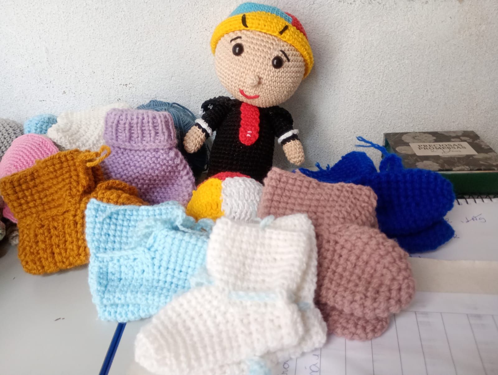 Projetos de ressocialização ensinam técnicas de artesanato a mulheres privadas de liberdade em Vespasiano